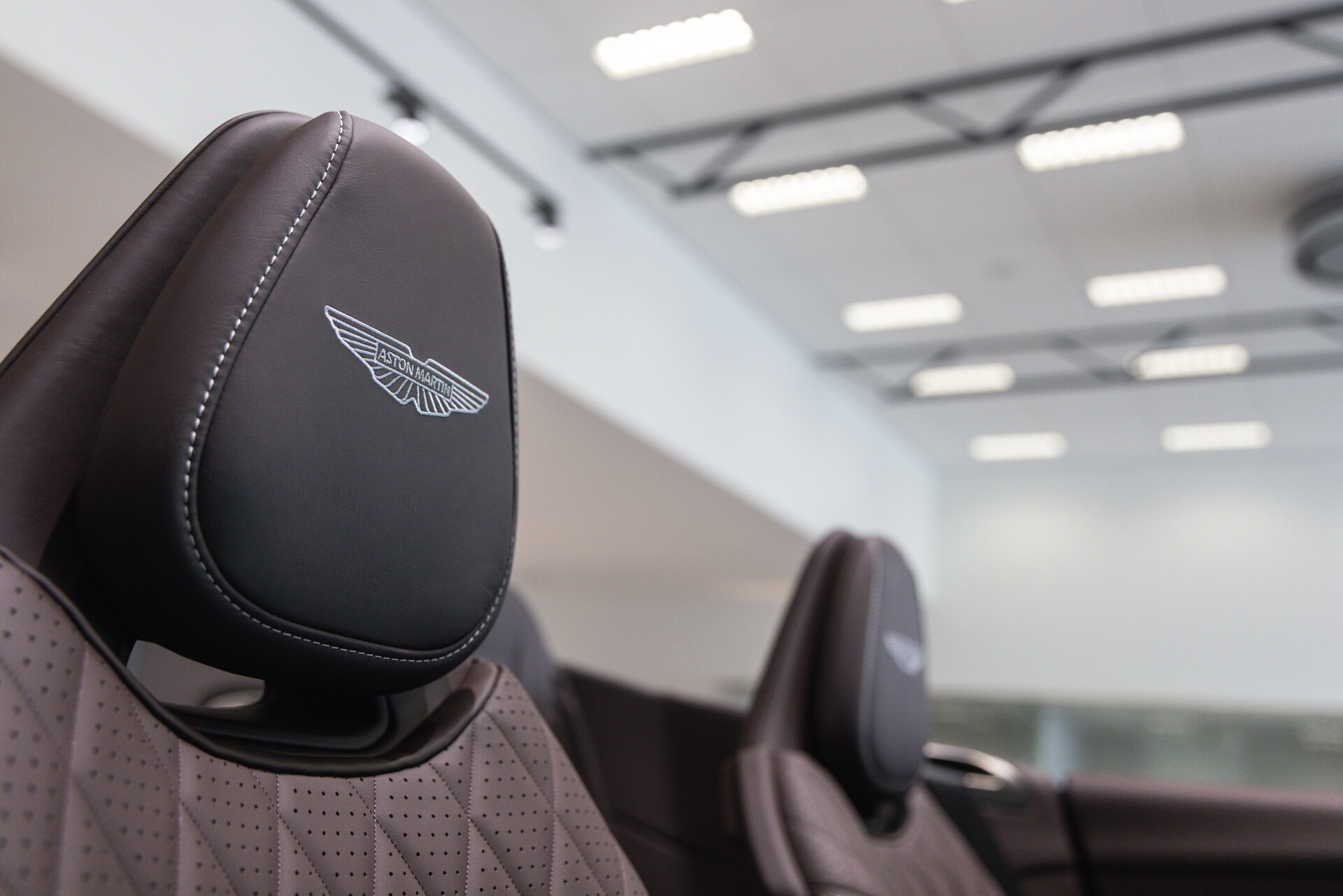 Aston Martin DB12 - foto 16