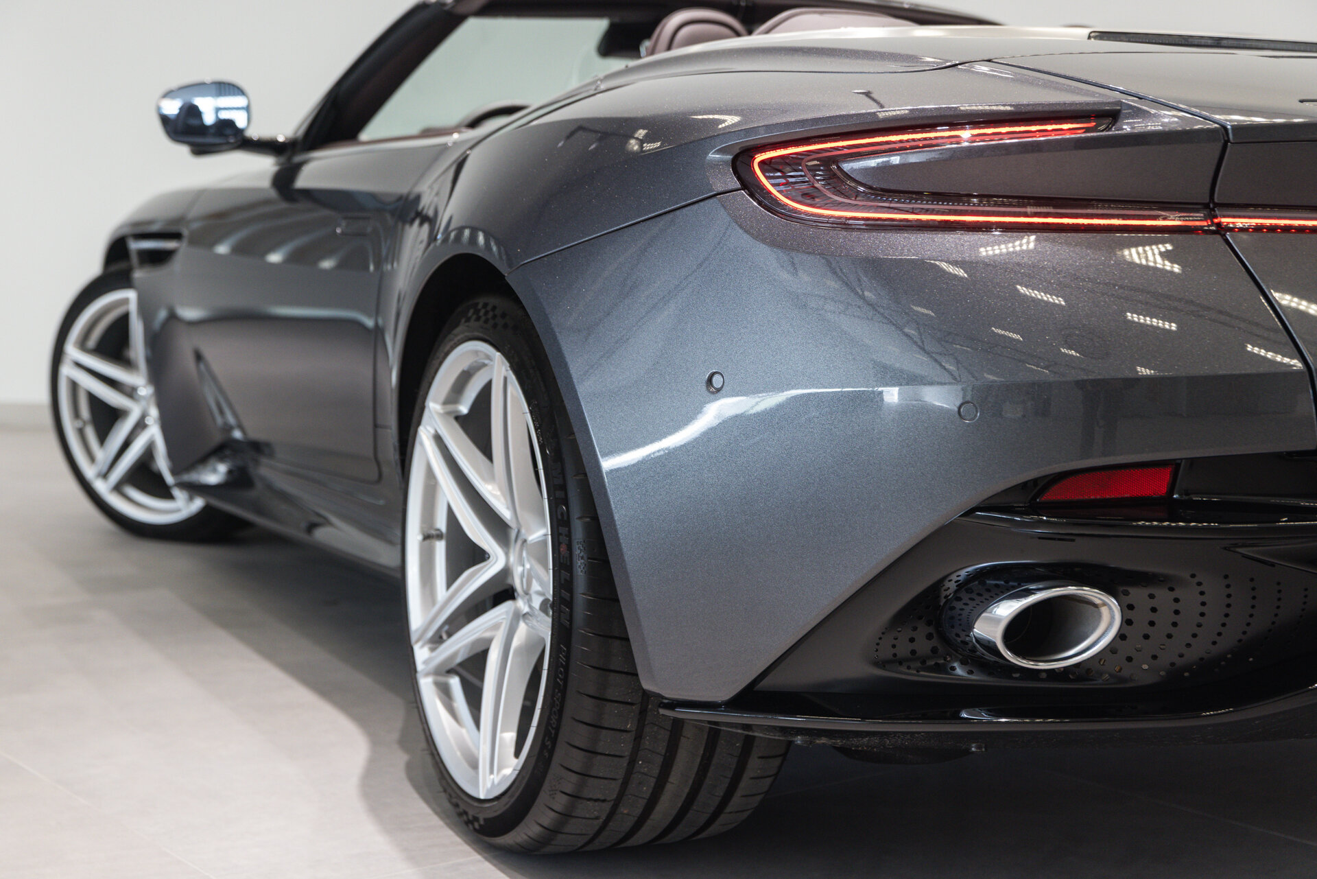 Aston Martin DB12 - foto 17