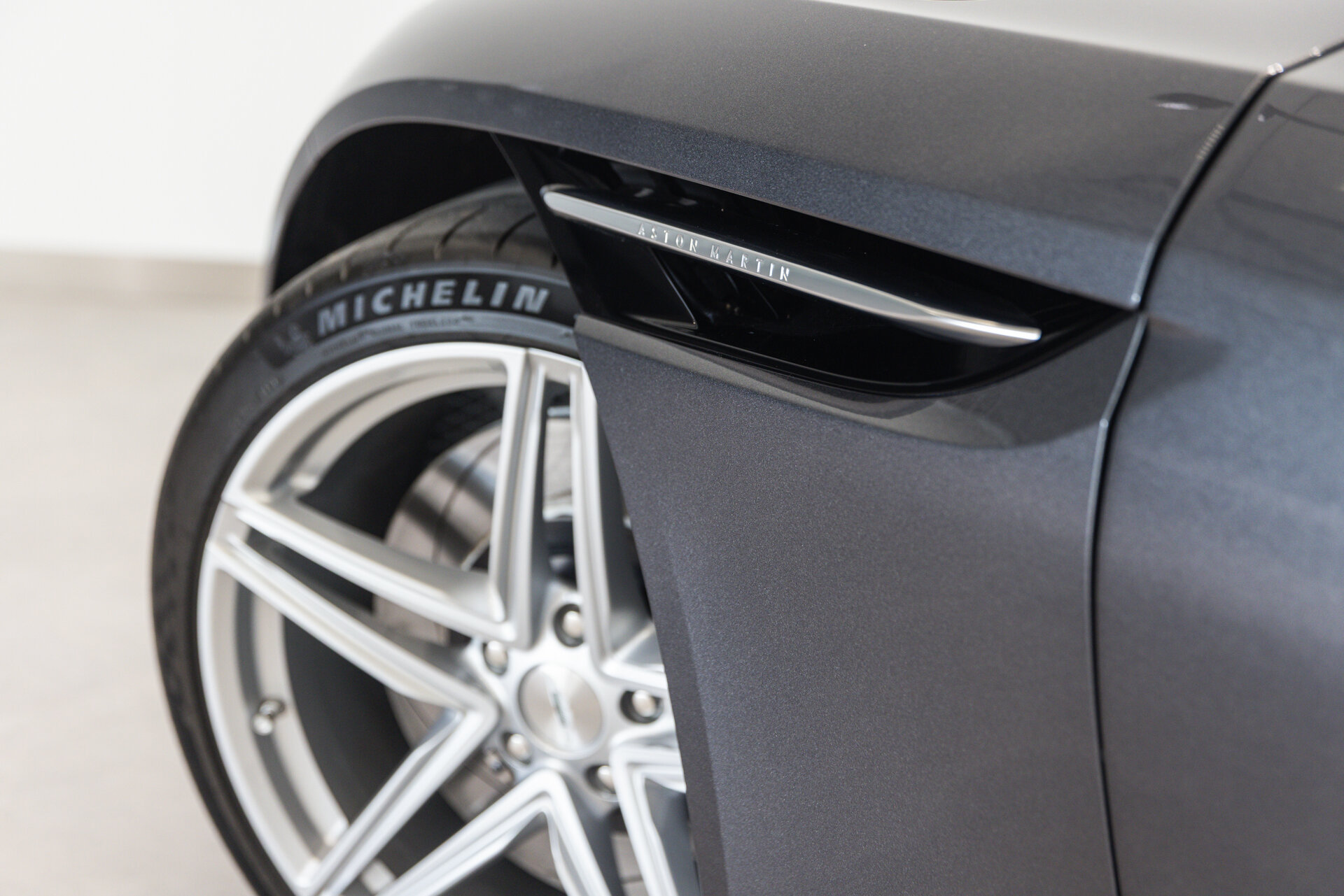 Aston Martin DB12 - foto 21