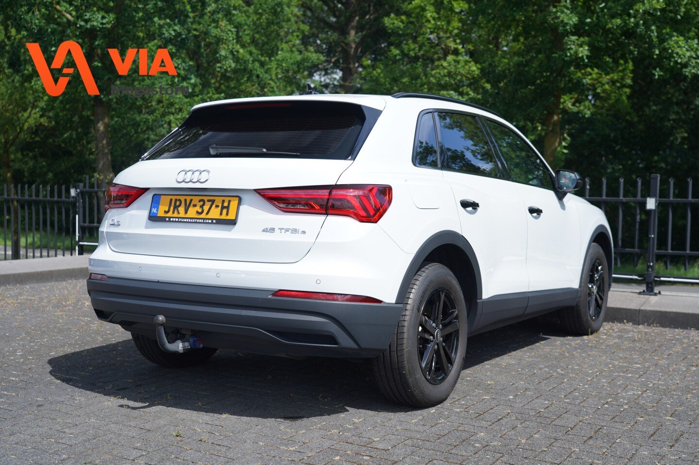 Audi Q3 Black & White S-Edition | 45e TFSI PHEV | Trekhaak | Stoelverw. | Cruise | LED | Climate | Virtual - Afbeelding 3