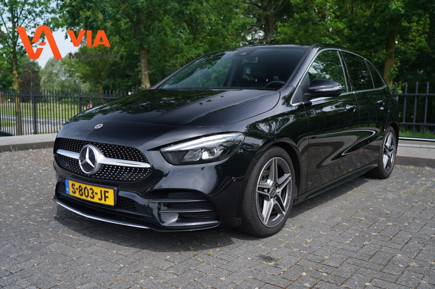 Mercedes-Benz B-Klasse 180 | AMG Line | Carbon & Nappa Leder | Navi | LED | Virtual Widescreen | Camera | PDC | Stoelverw.