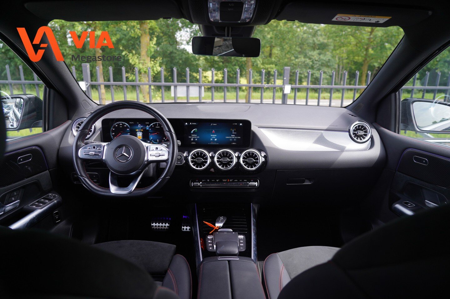 Mercedes-Benz B-Klasse 180 | AMG Line | Carbon & Nappa Leder | Navi | LED | Virtual Widescreen | Camera | PDC | Stoelverw. - Afbeelding 2