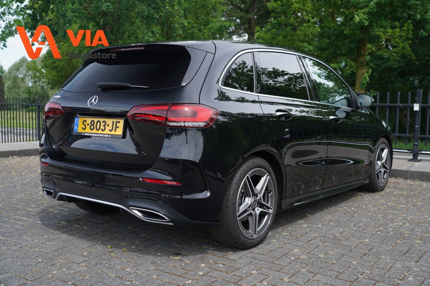 Mercedes-Benz B-Klasse 180 | AMG Line | Carbon & Nappa Leder | Navi | LED | Virtual Widescreen | Camera | PDC | Stoelverw. - Afbeelding 3