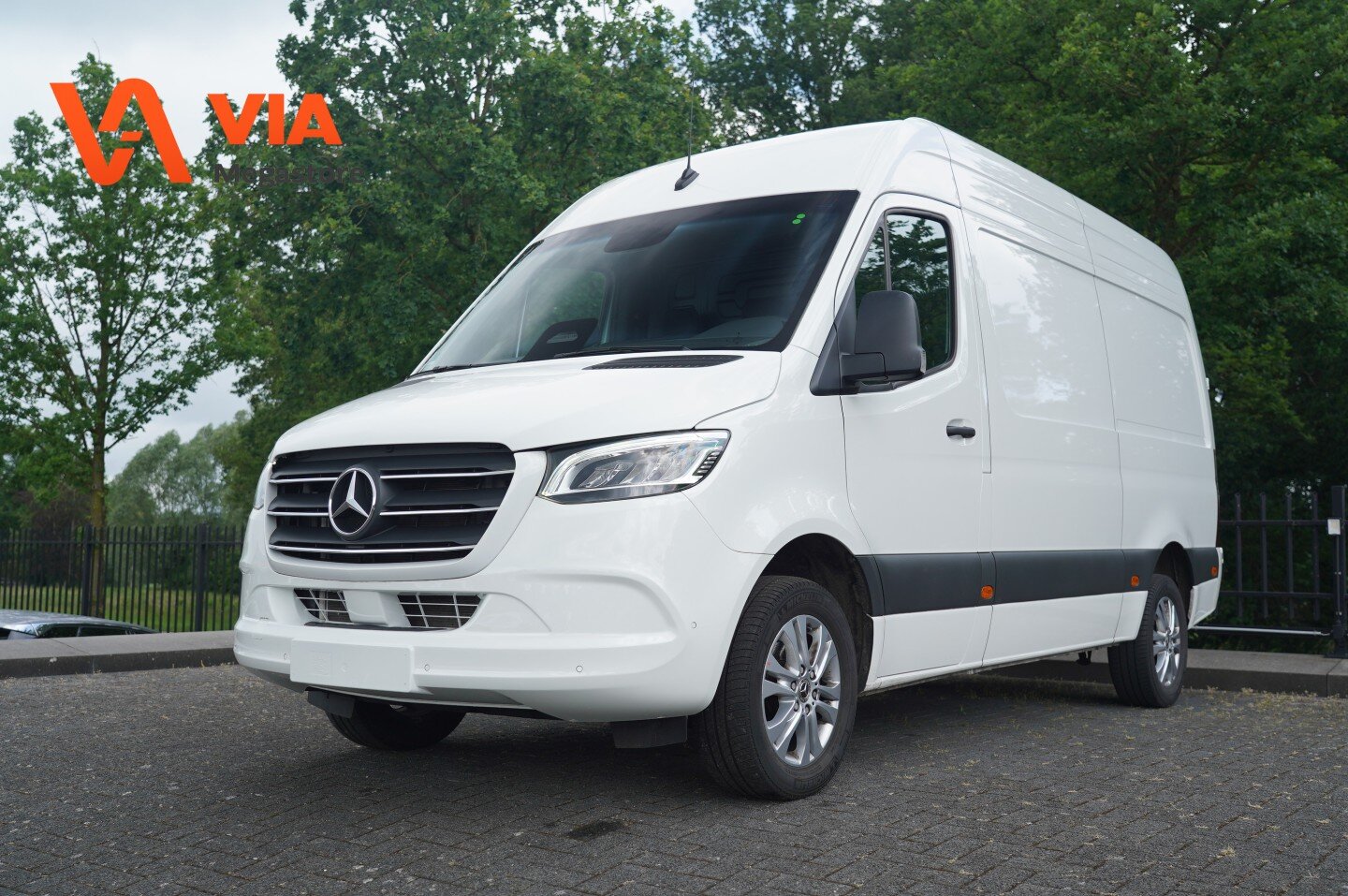 Mercedes-Benz Sprinter 317CDI L2H2 Select | Navi | LED | LM | full color |Camera | 3,5t AHK | Schwingsitz | Hout | SHZ | MBUX