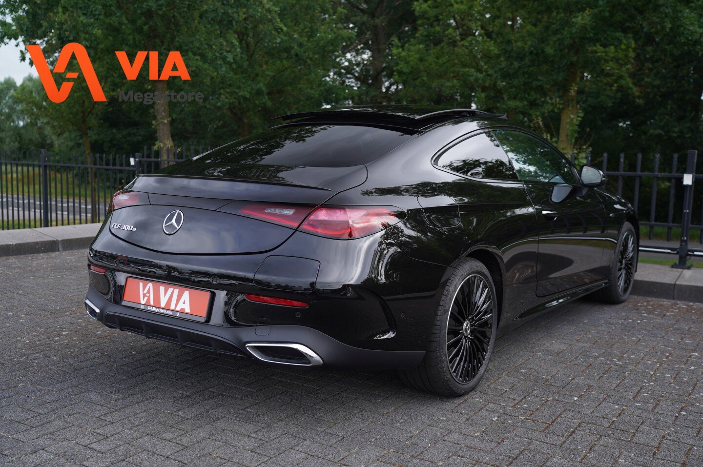 Mercedes-Benz CLE 300 300e Coupé Automaat AMG Line | Premium Pakket | Nightpakket | Winterpakket | Burmester | Distronic | 360° Camera | Keyless-Go | Stoelverwarming - Afbeelding 3