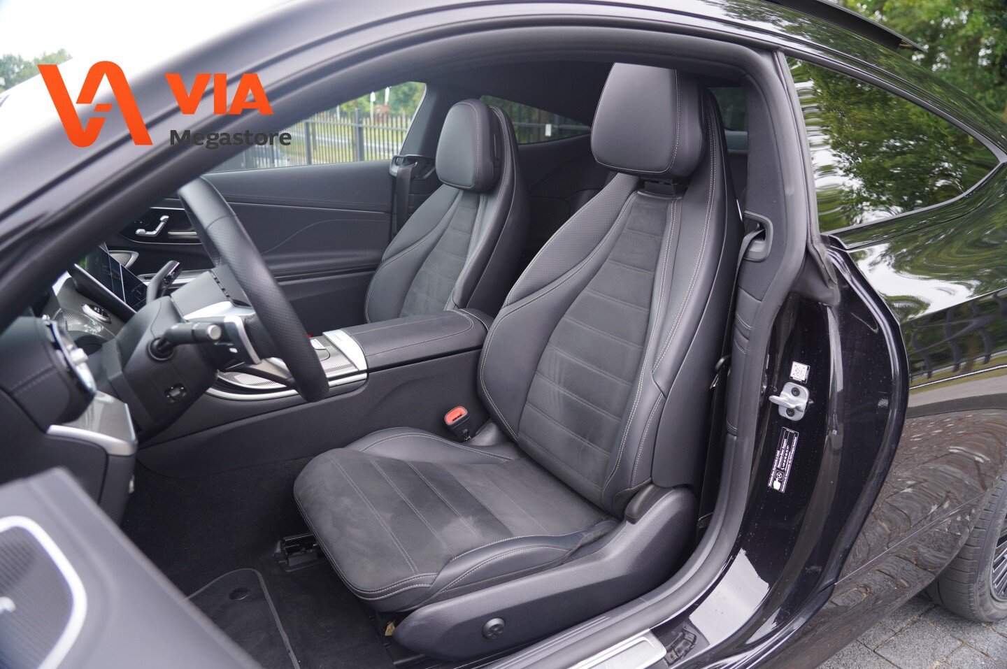 Mercedes-Benz CLE 300 300e Coupé Automaat AMG Line | Premium Pakket | Nightpakket | Winterpakket | Burmester | Distronic | 360° Camera | Keyless-Go | Stoelverwarming - Afbeelding 4