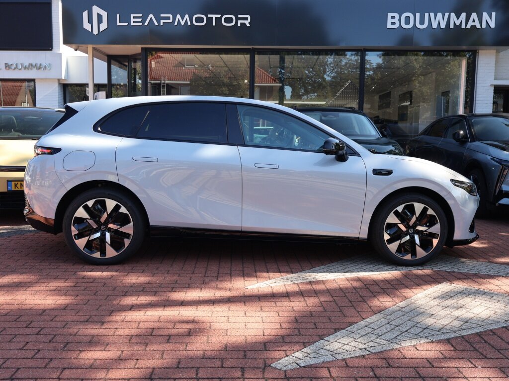 Leapmotor B05 67,1 kWh 218PK Design Nieuw, Rijklaarprijs | Panoramadak | 360 Camera | Navigatie | Carplay - Afbeelding 4