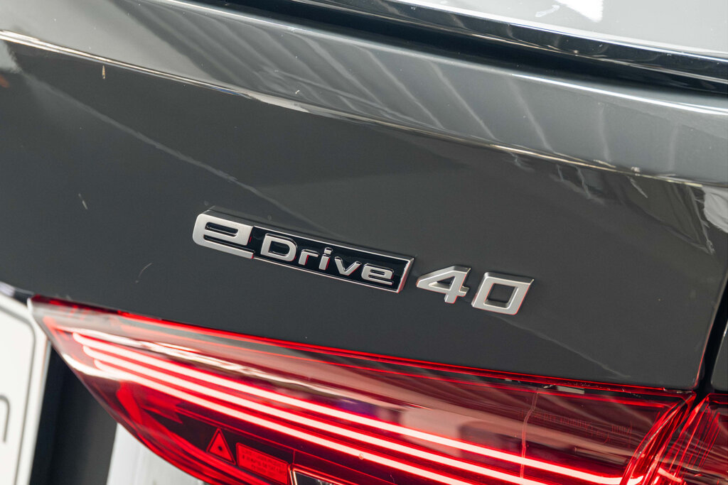 BMW i4 38