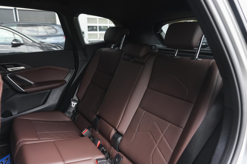 BMW iX1 12