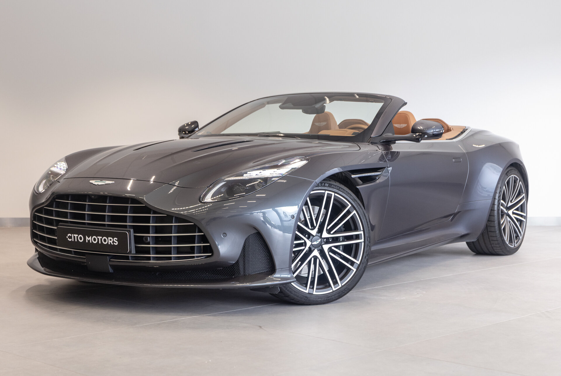 Aston Martin DB12 VOLANTE