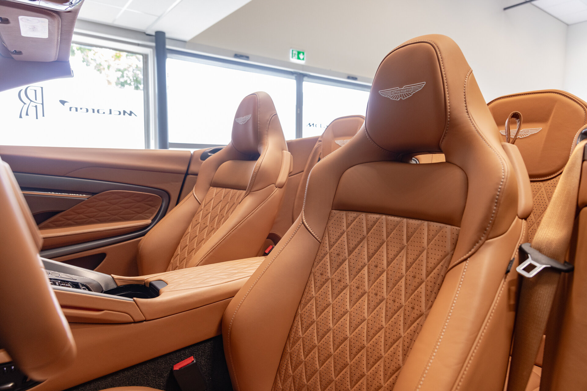 Aston Martin DB12 VOLANTE - Afbeelding 3