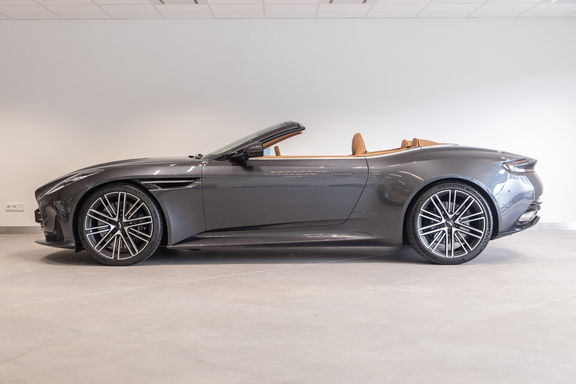 Aston Martin DB12 VOLANTE - Afbeelding 5