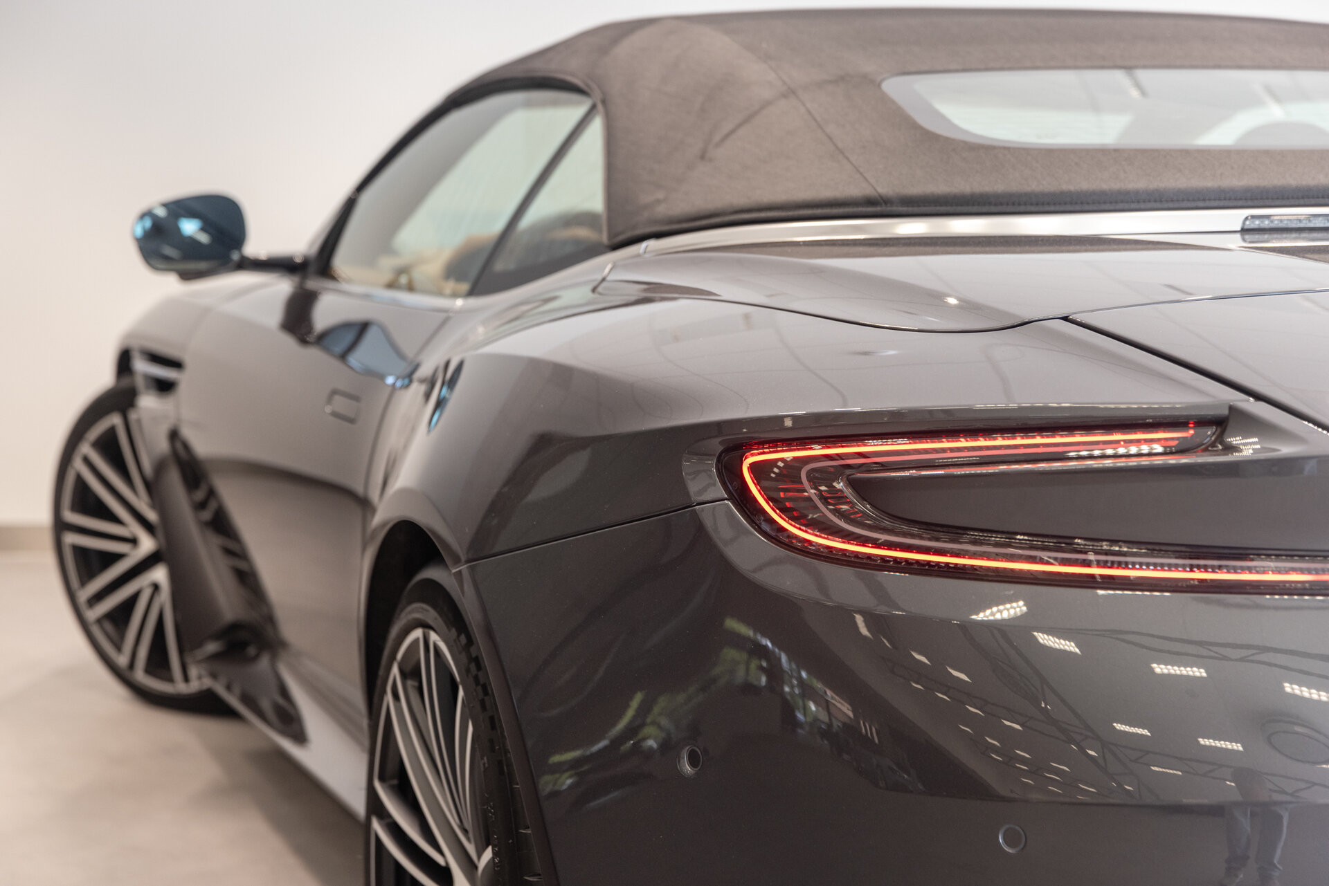 Aston Martin DB12 - foto 10