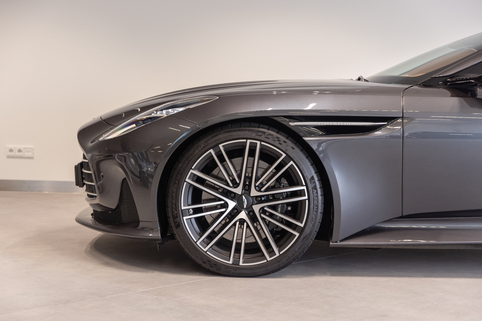 Aston Martin DB12 - foto 11