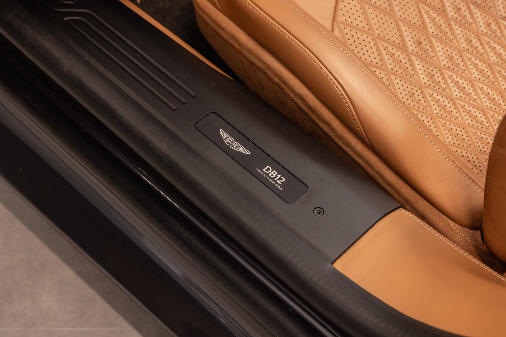 Aston Martin DB12 - foto 12