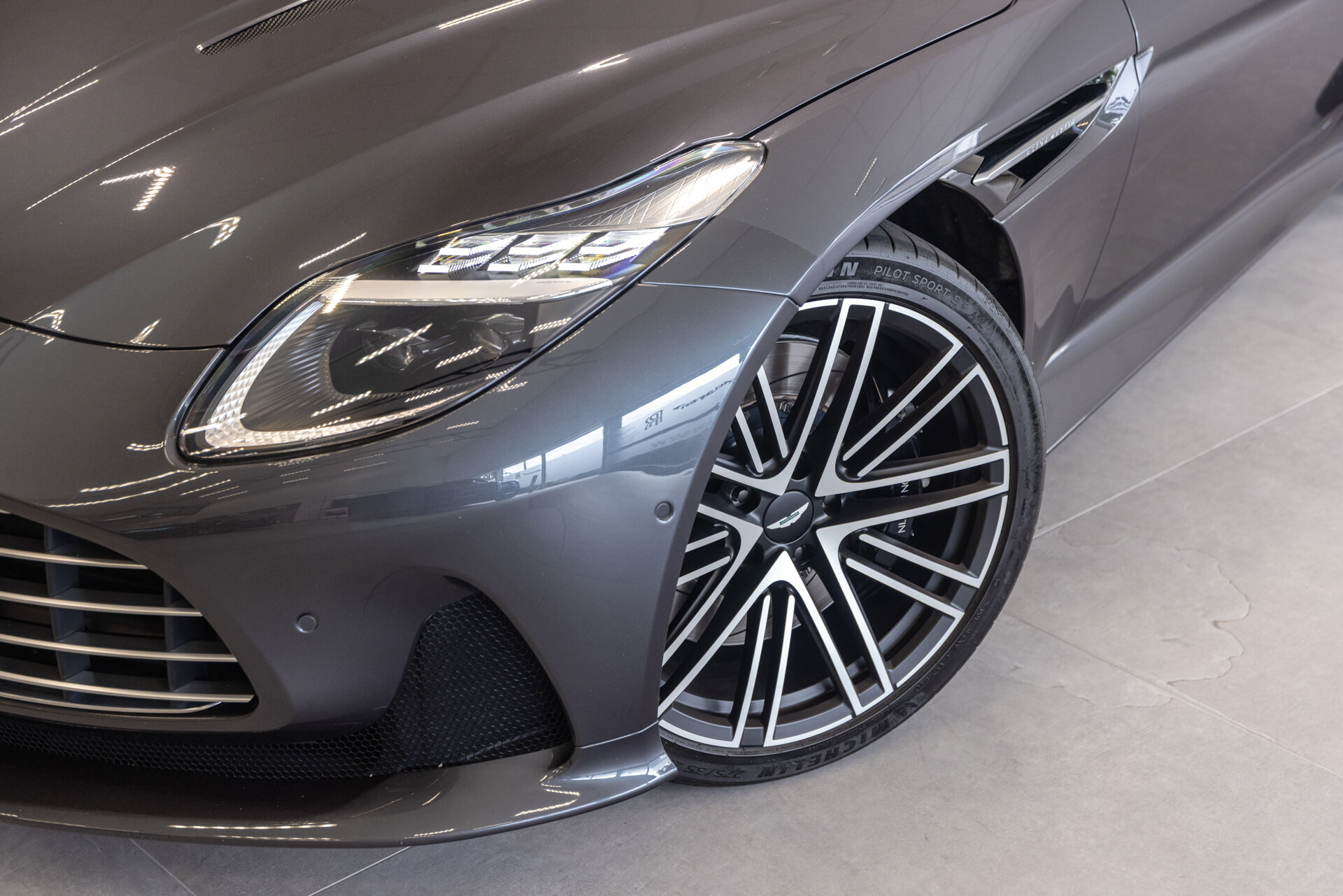 Aston Martin DB12 - foto 14
