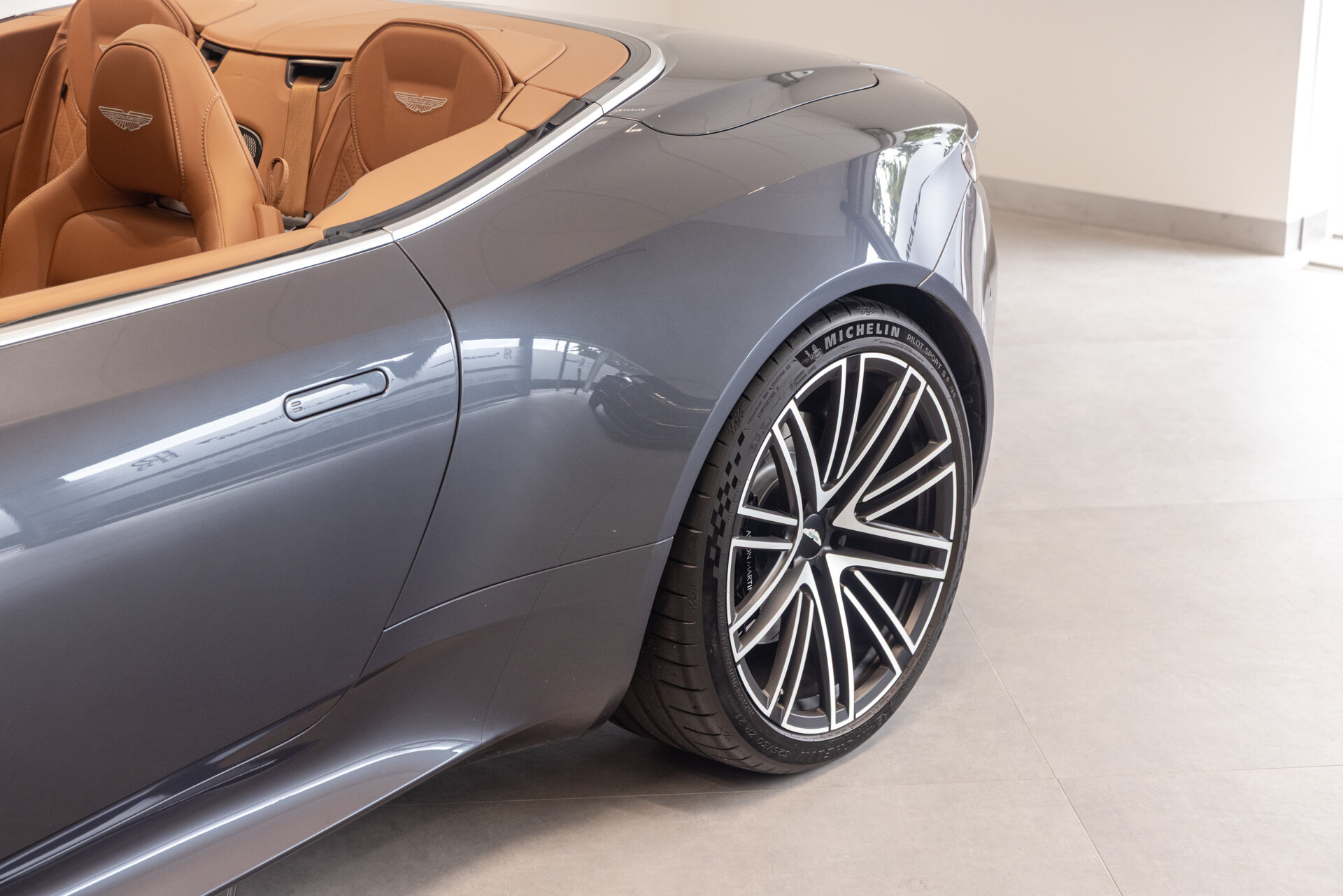 Aston Martin DB12 - foto 15