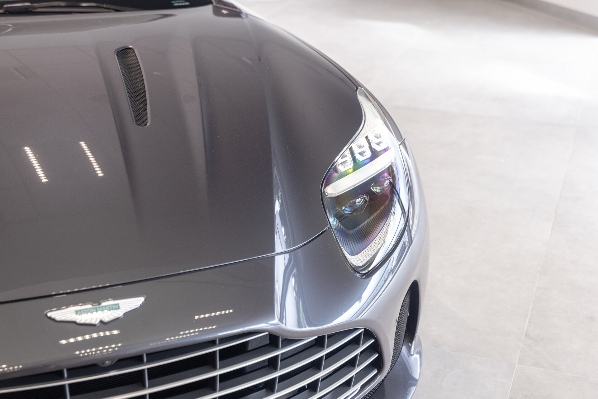Aston Martin DB12 - foto 16