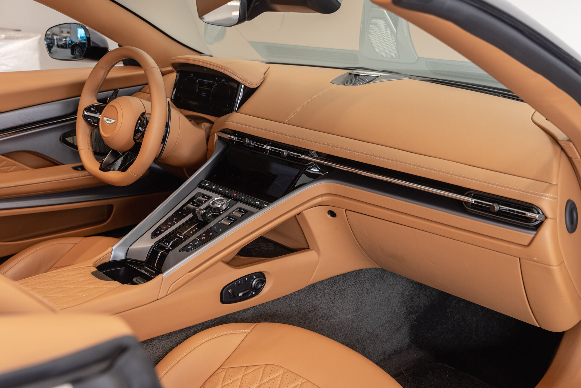 Aston Martin DB12 - foto 17
