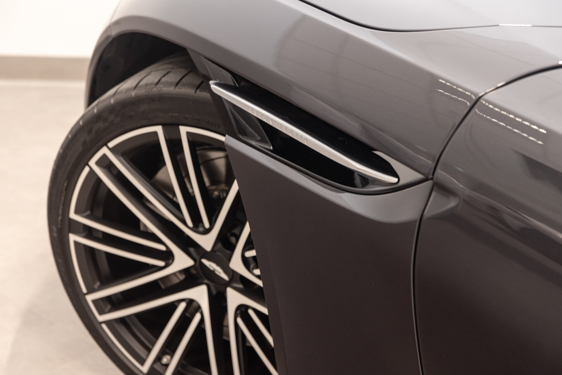 Aston Martin DB12 - foto 20