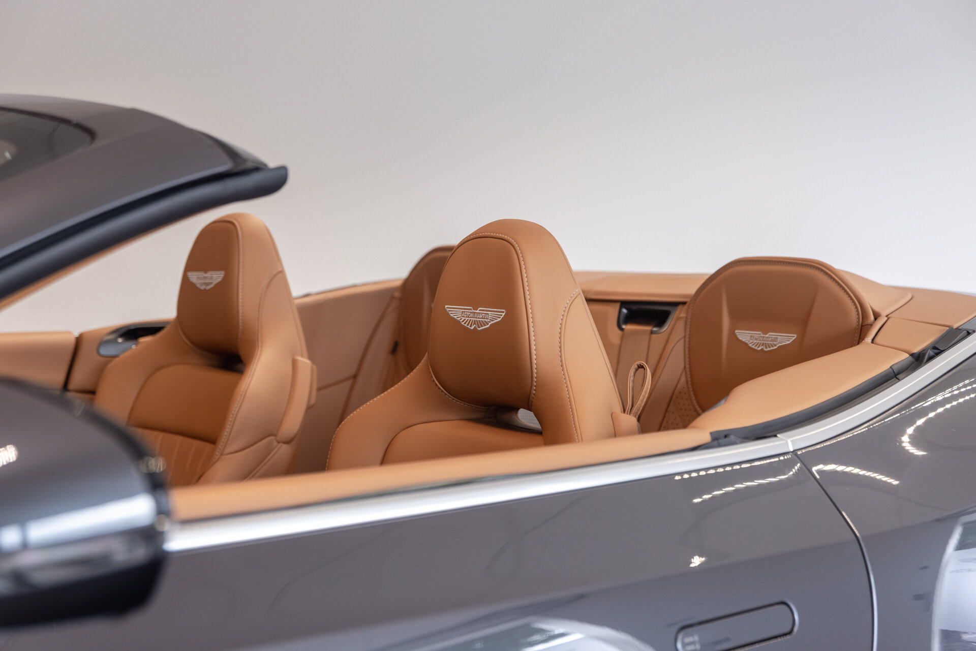 Aston Martin DB12 - foto 21
