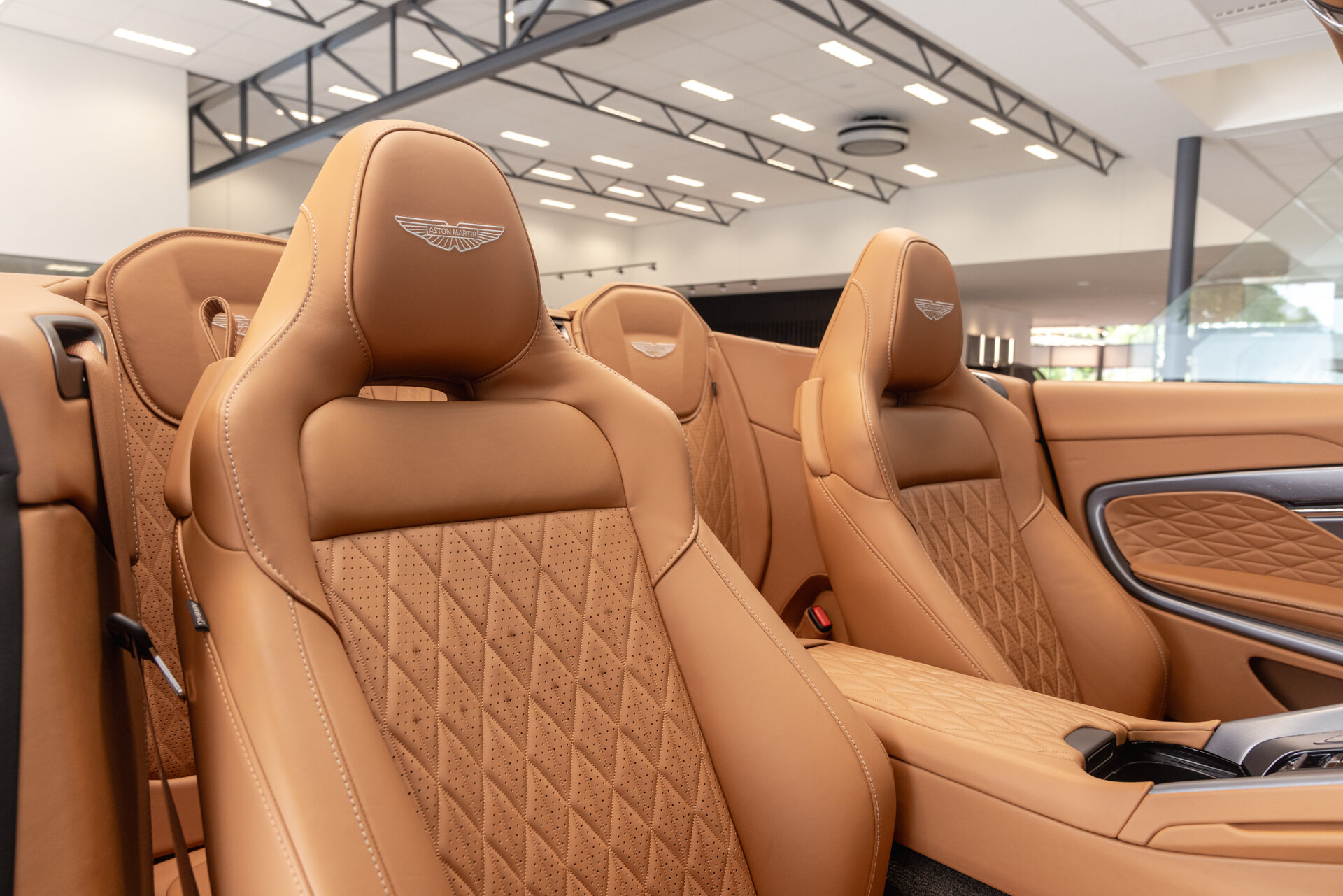 Aston Martin DB12 - foto 23