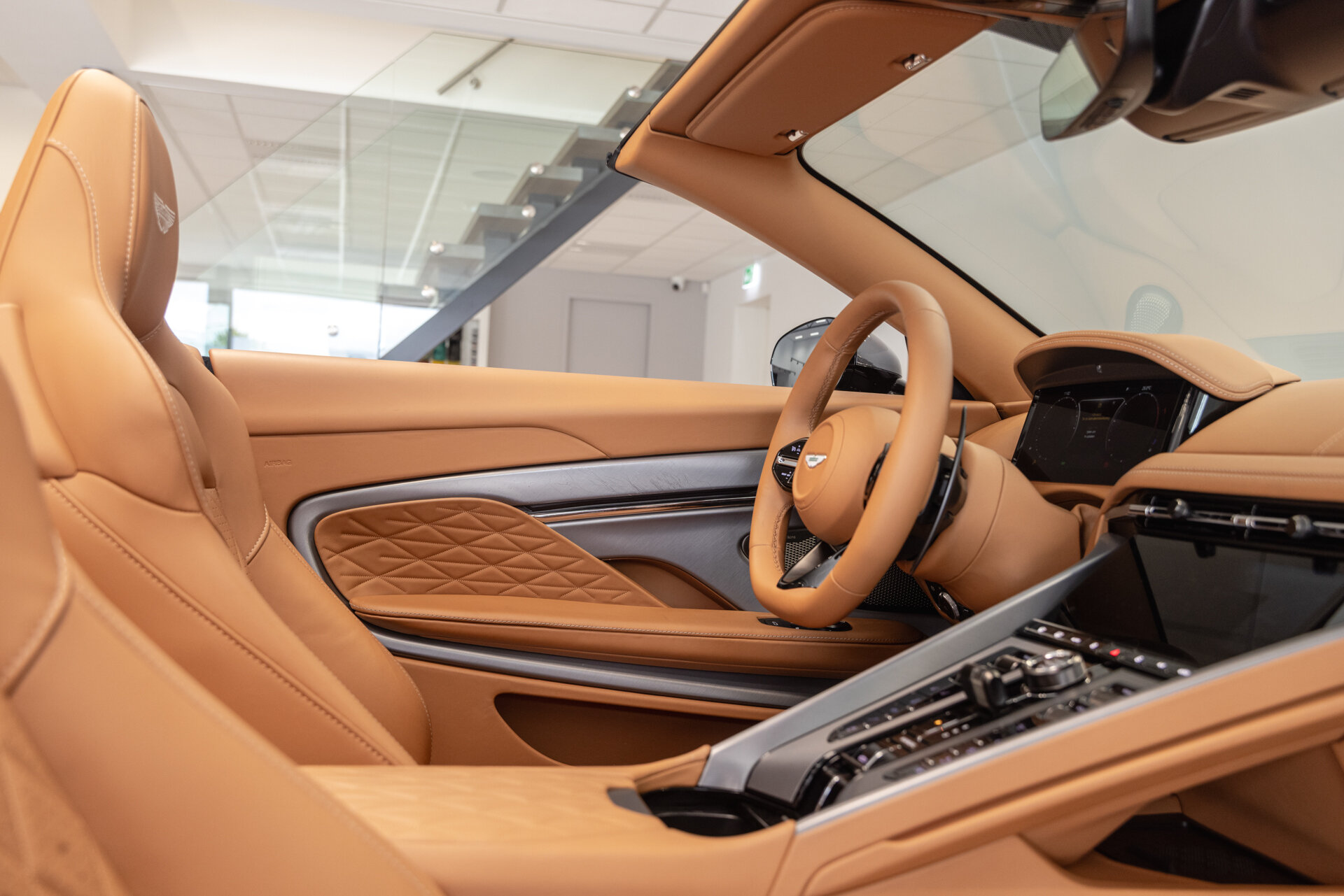 Aston Martin DB12 - foto 24