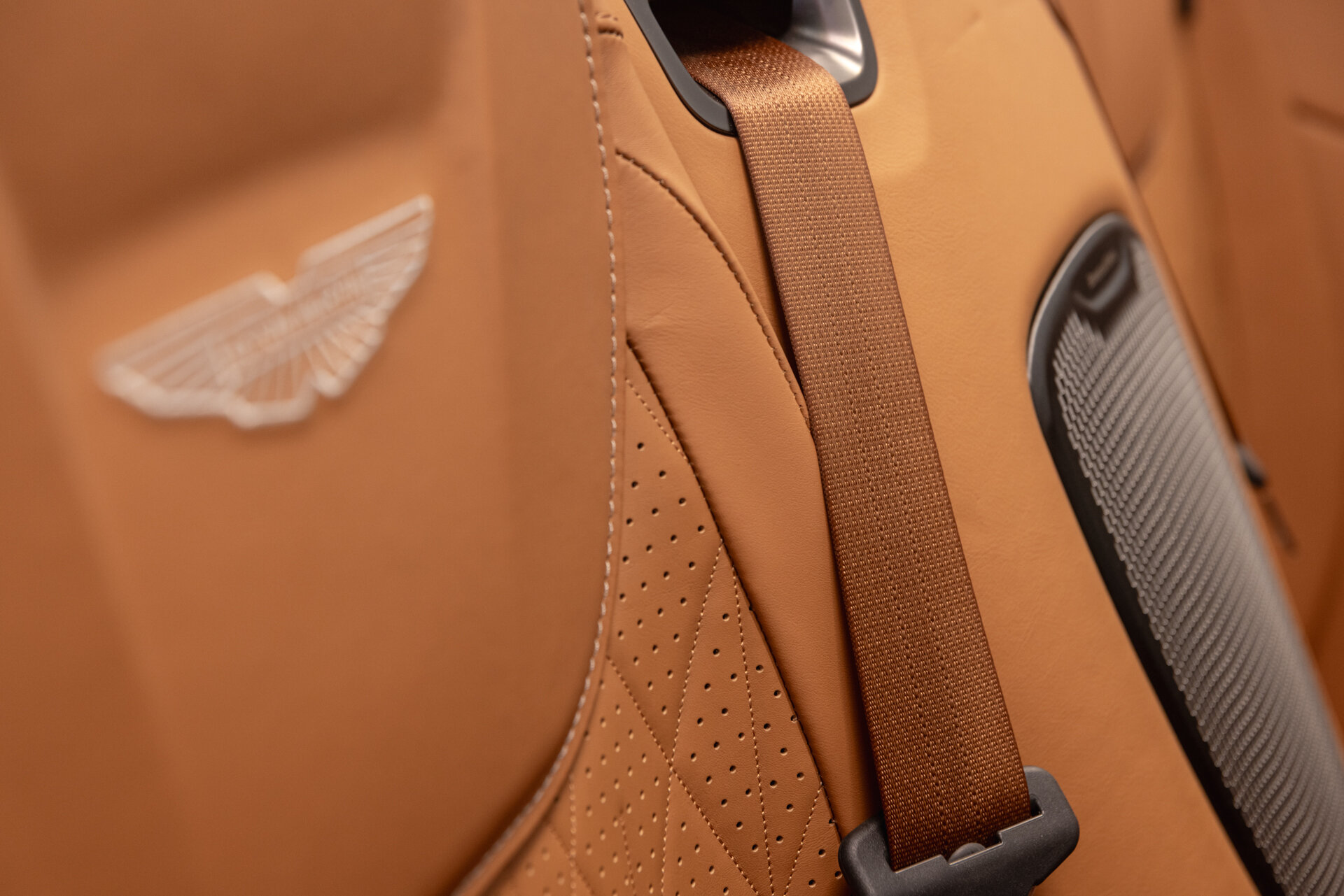 Aston Martin DB12 - foto 25