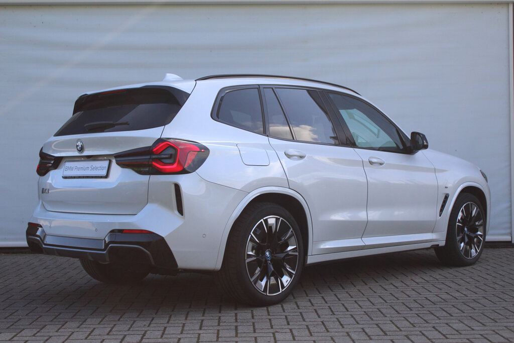 BMW iX3 4