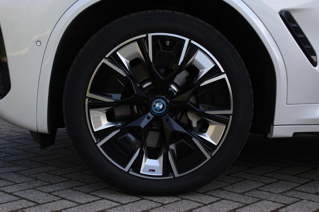BMW iX3 11