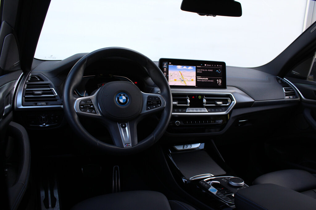 BMW iX3 33