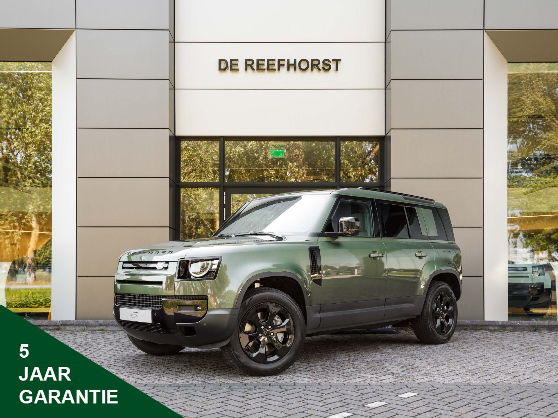 Land Rover Defender 110 P300e 110 Forest Edition