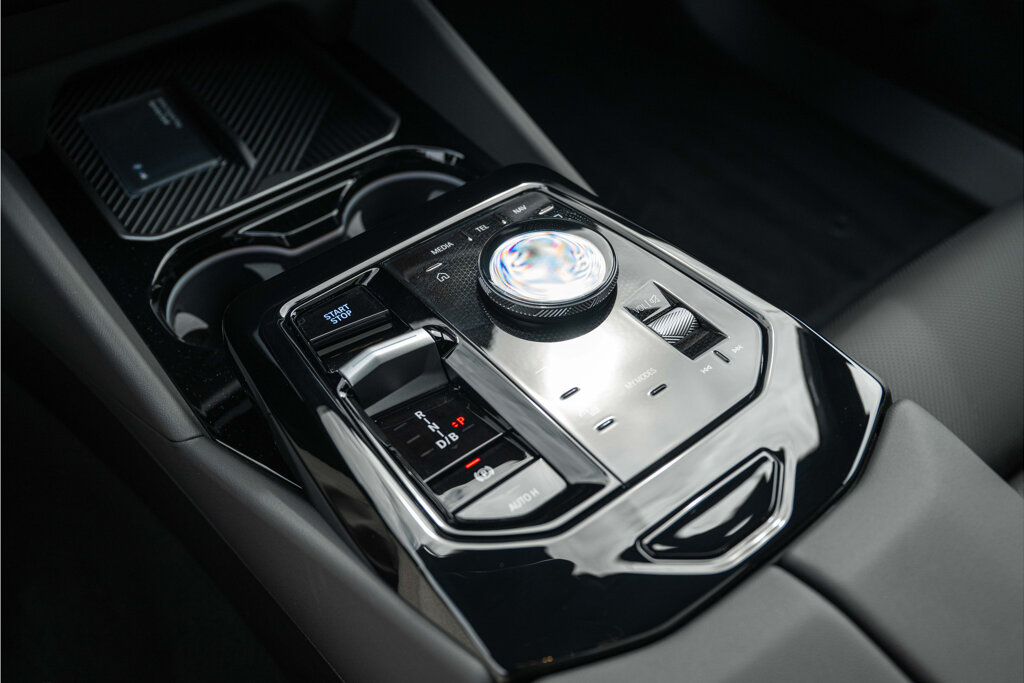 BMW i5 27