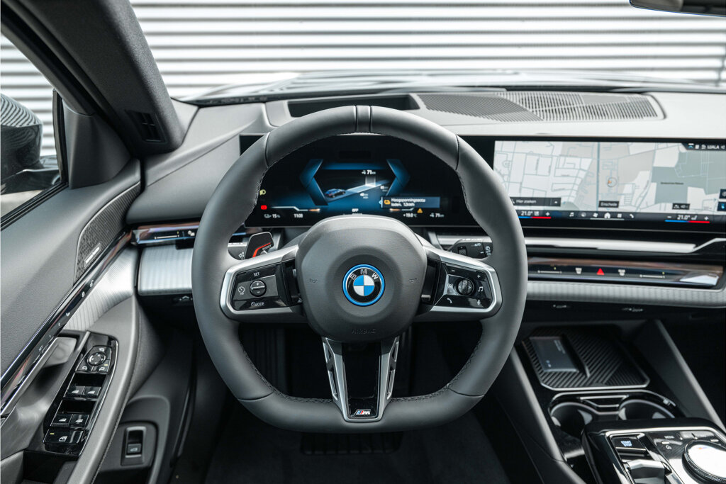 BMW i5 33
