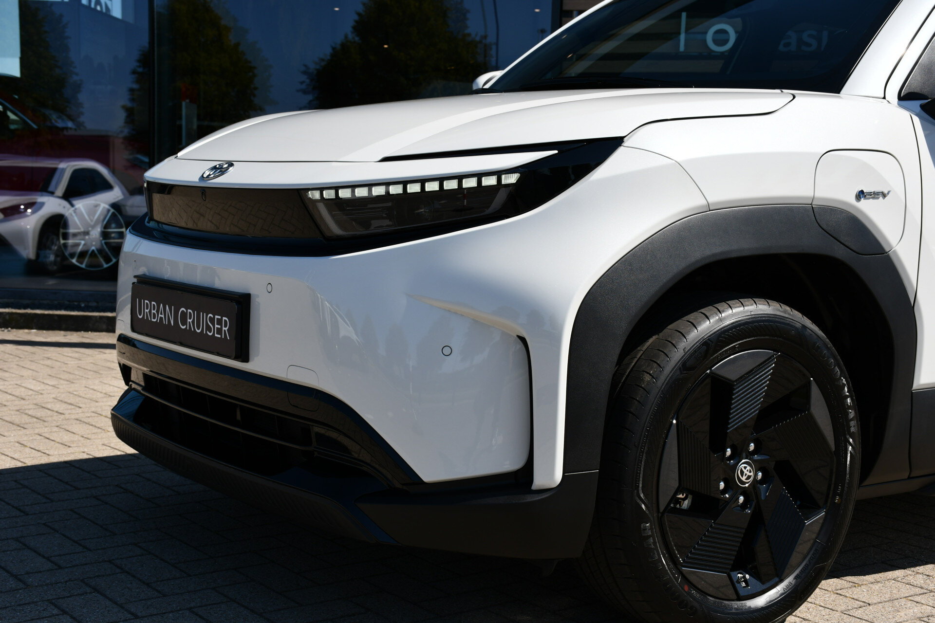 Toyota Urban Cruiser Dynamic 61 kWh Automaat 175pk - Afbeelding 3
