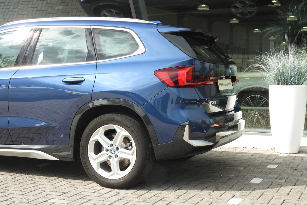BMW iX1 13