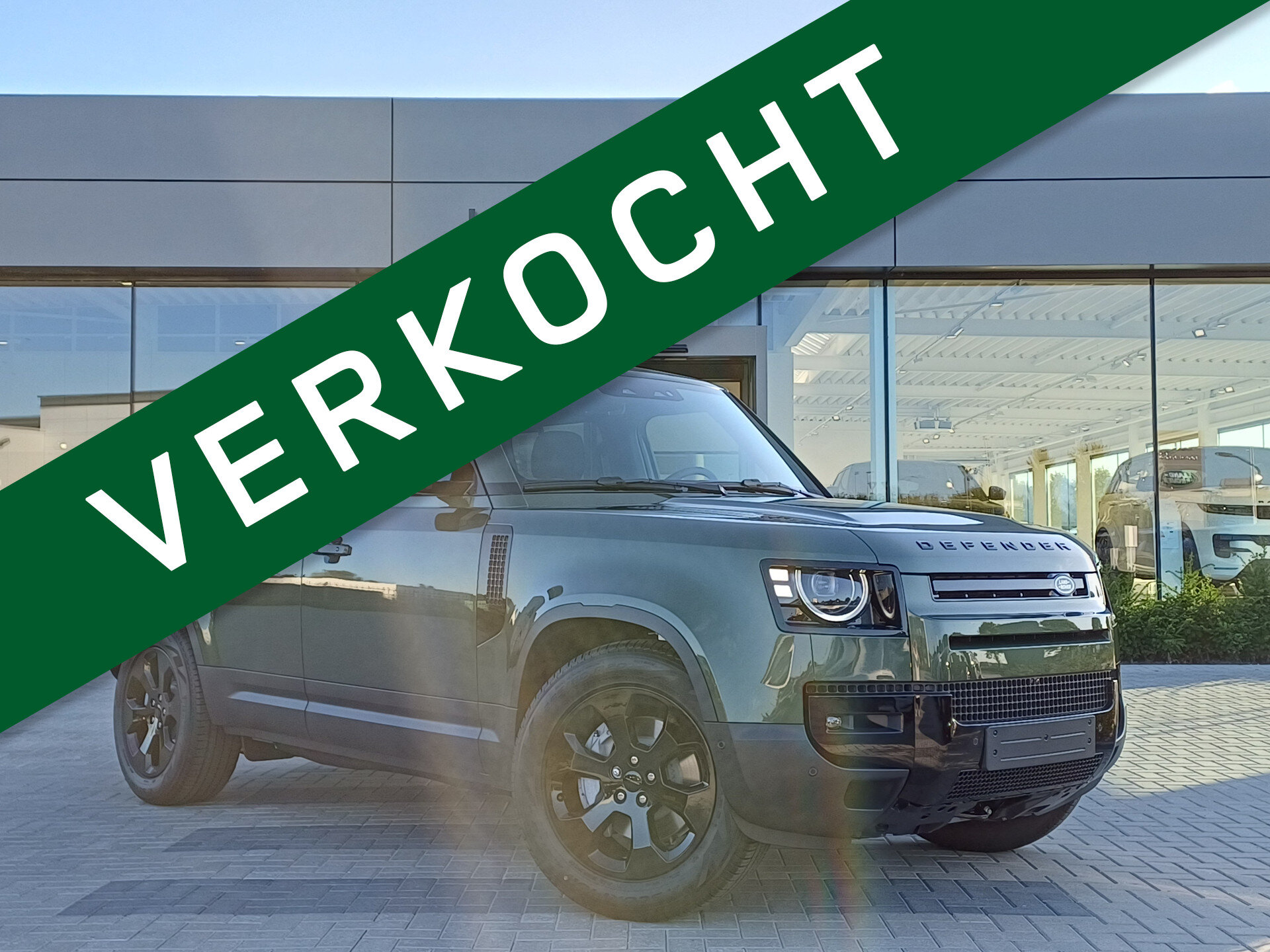 Land Rover Defender P300e 300pk AWD 110 PHEV S Forest Edition