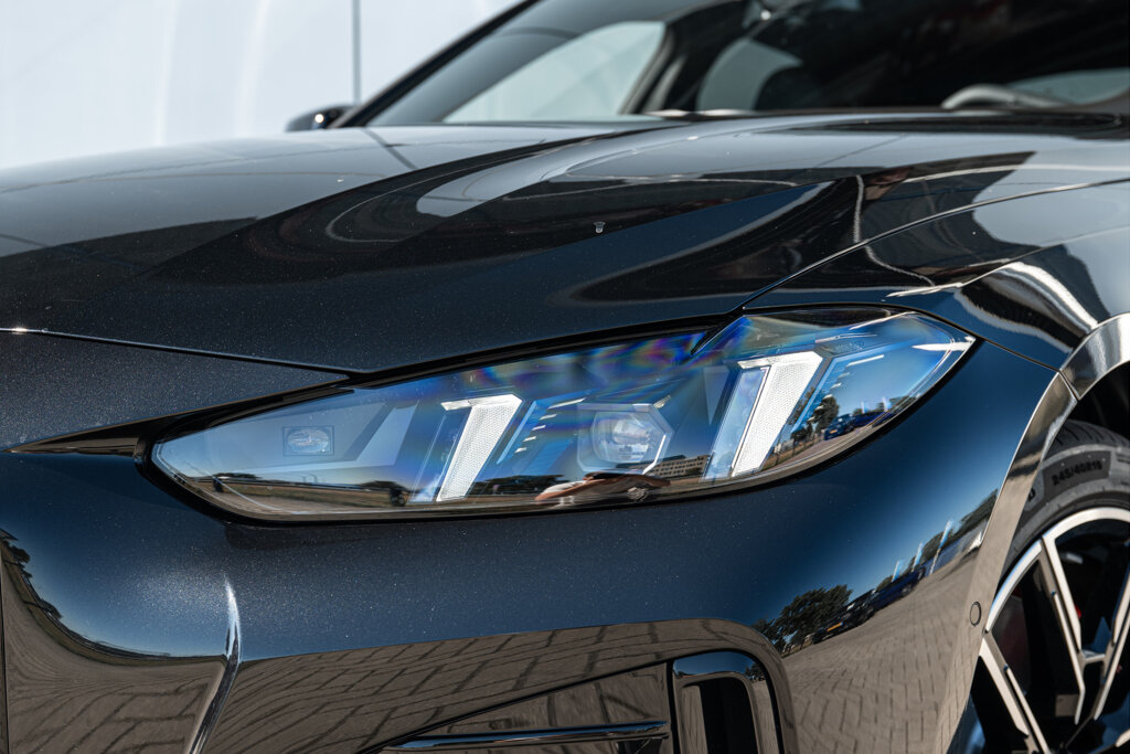 BMW i4 8