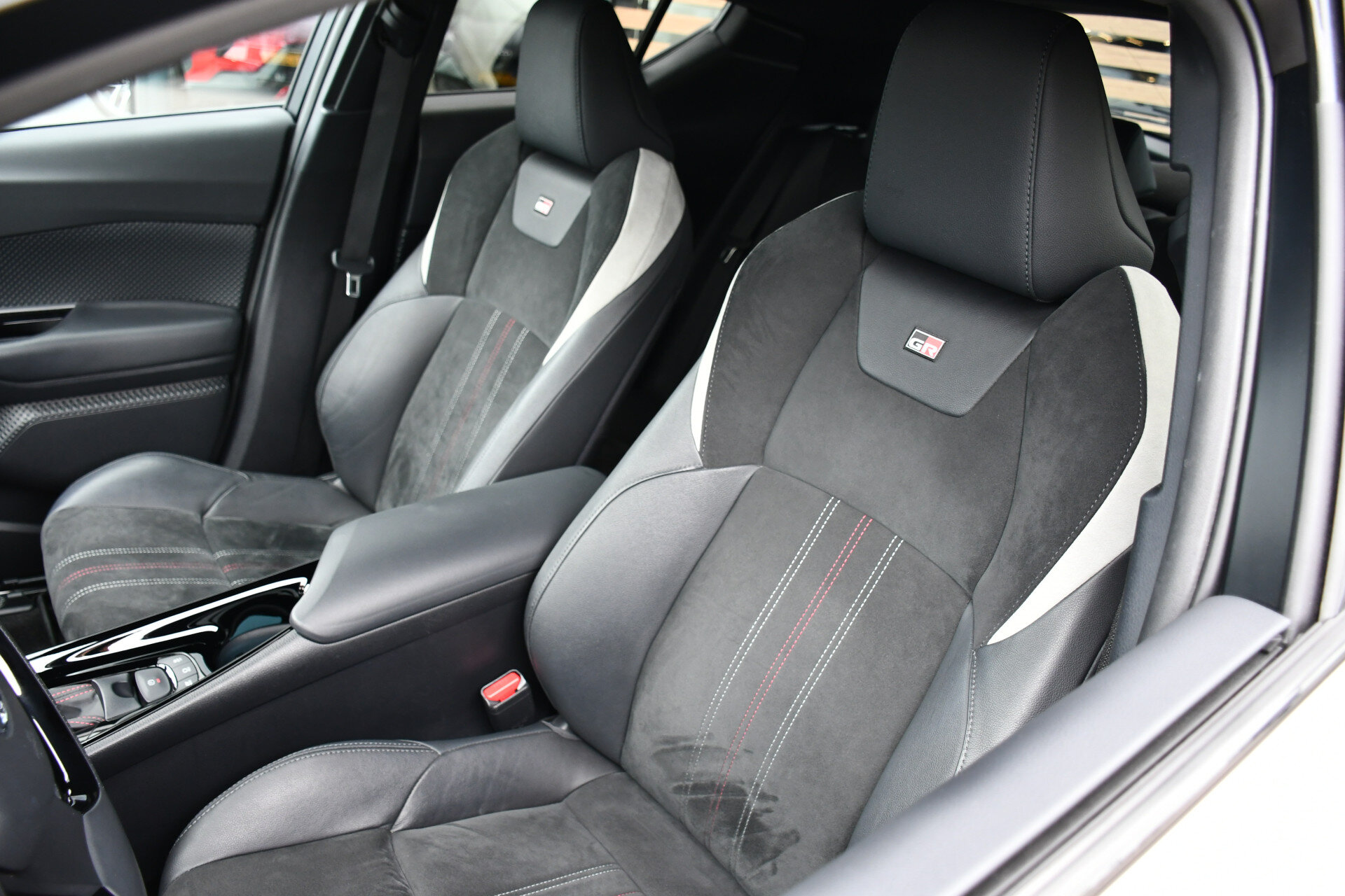 Toyota C-HR 2.0 Hybrid GR-Sport Limited Automaat 184pk - Afbeelding 2