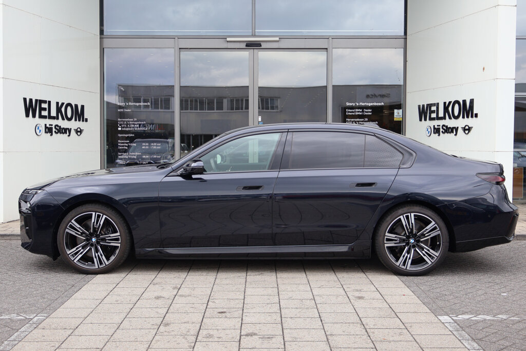 BMW i7 7