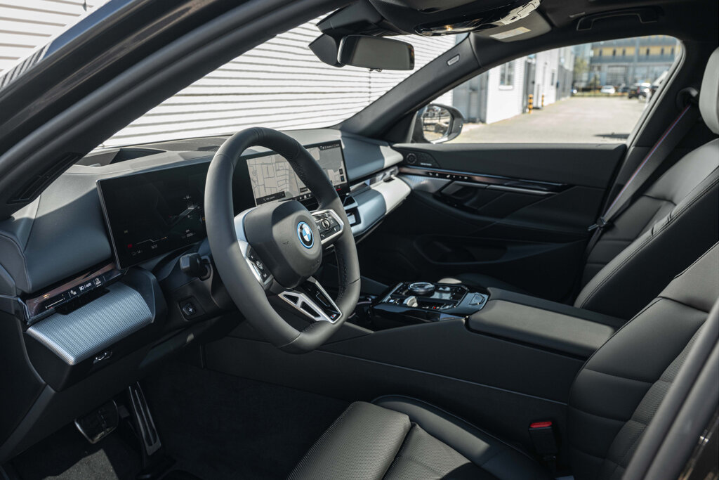 BMW i5 33