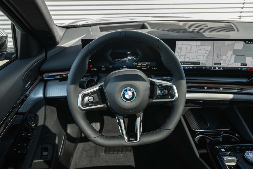 BMW i5 38