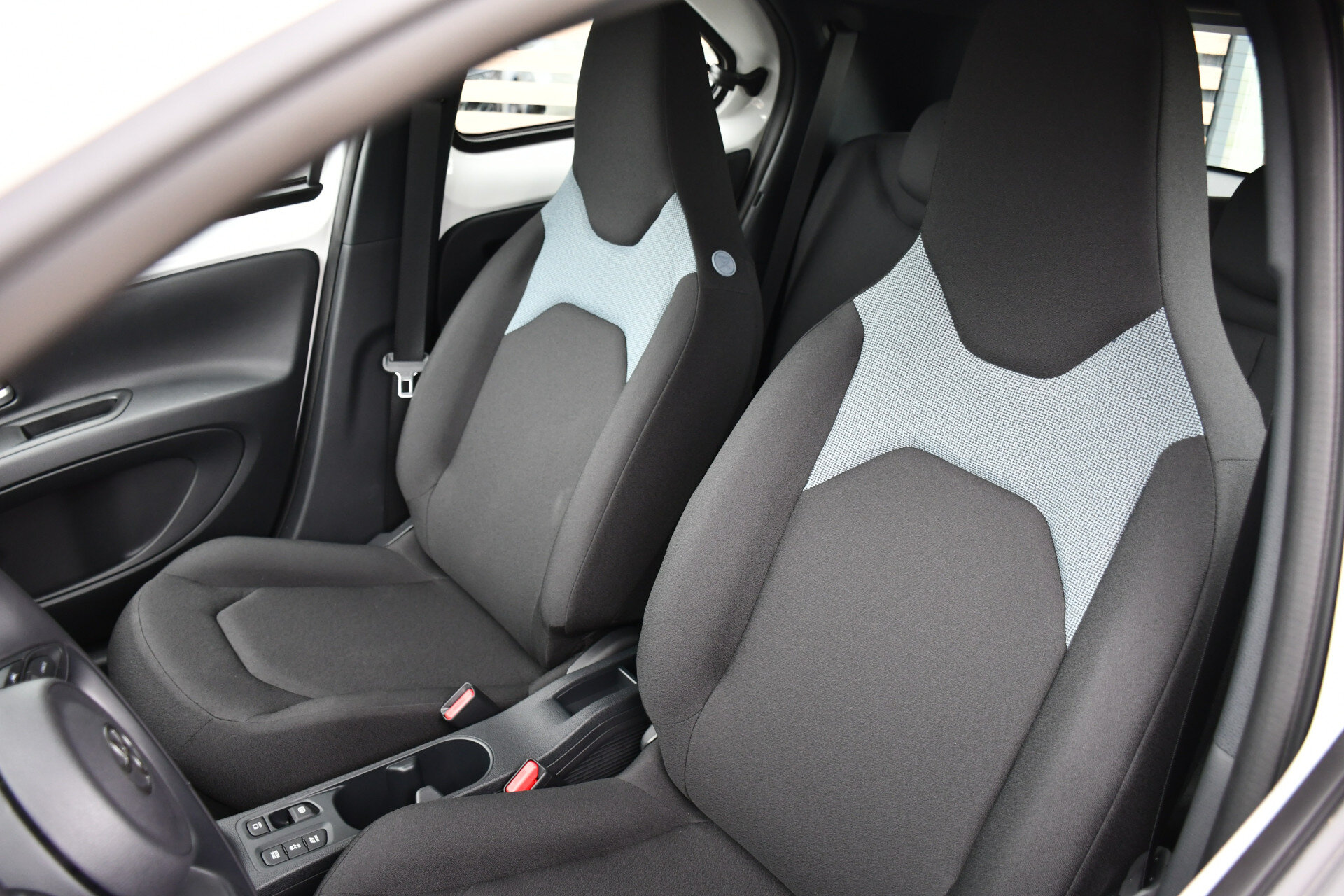 Toyota Aygo X Hybrid 115 Play Automaat 116pk - Afbeelding 2