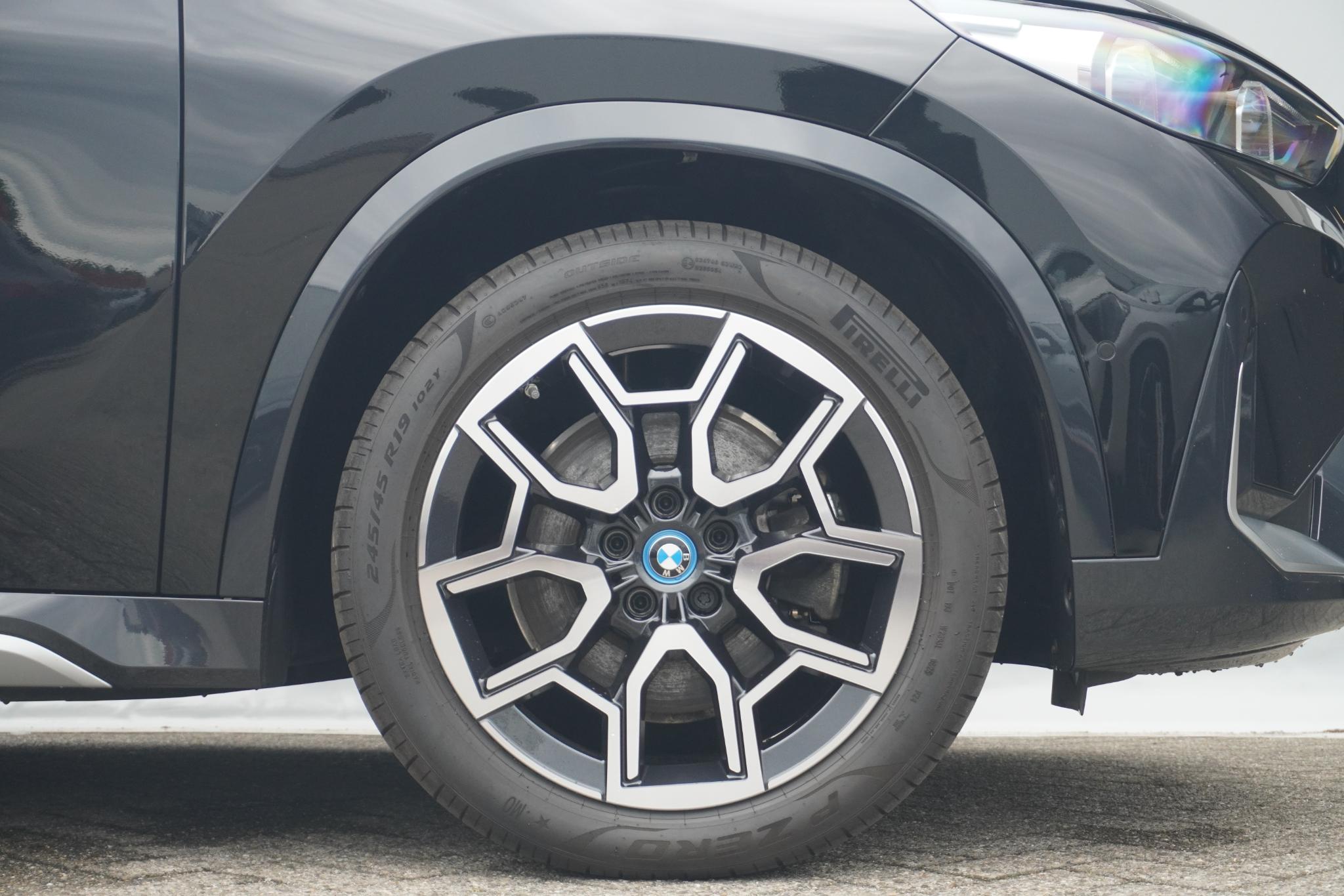 BMW iX1