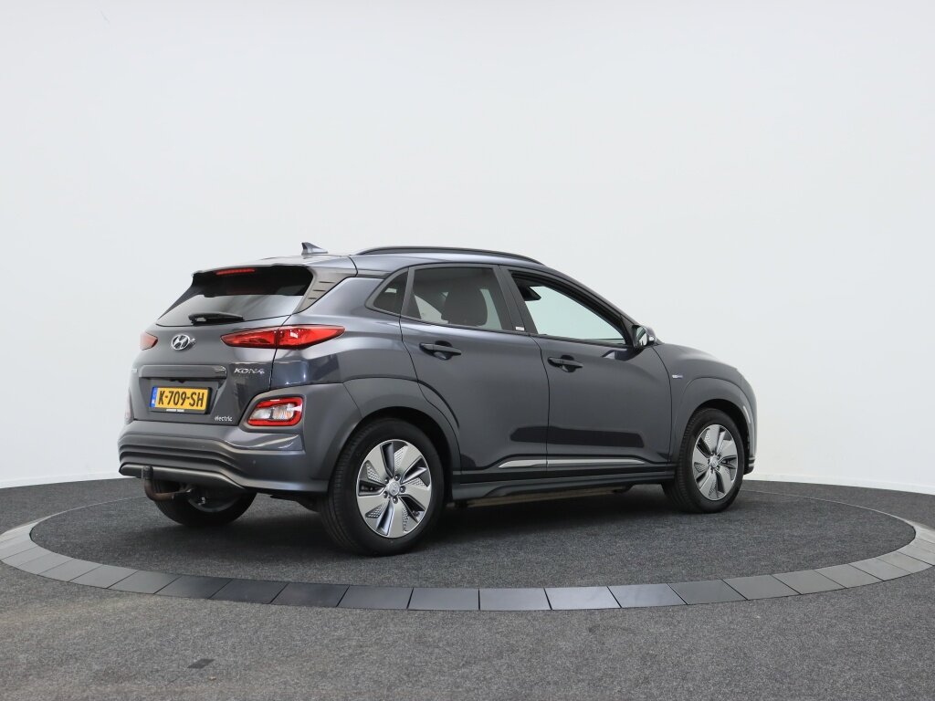 Hyundai Kona EV Premium 64 kWh | Afn. Fietsendragerhaak | Stoelverwarming | Navigatie | - Afbeelding 2