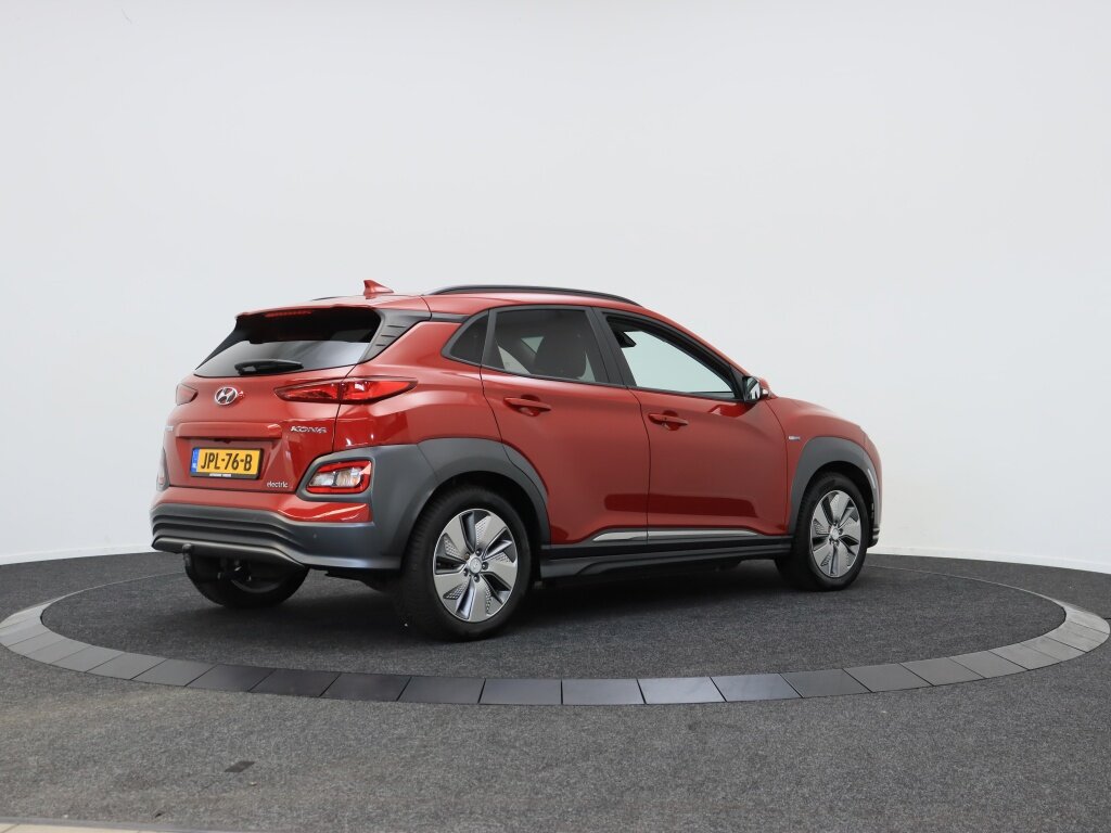 Hyundai Kona EV Premium 64 kWh | Navigatie | All Seasons | Camera | Soh 92,4 % | - Afbeelding 2