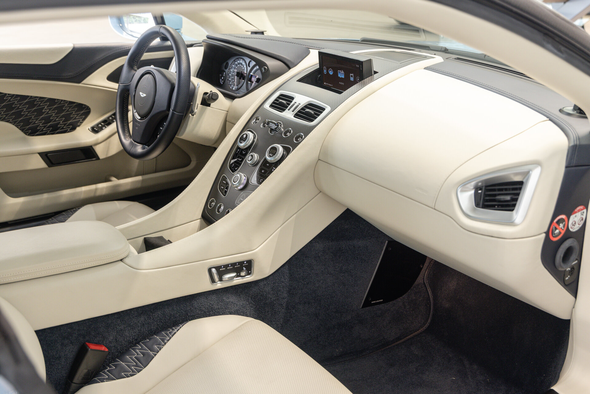 Aston Martin Vanquish - foto 7