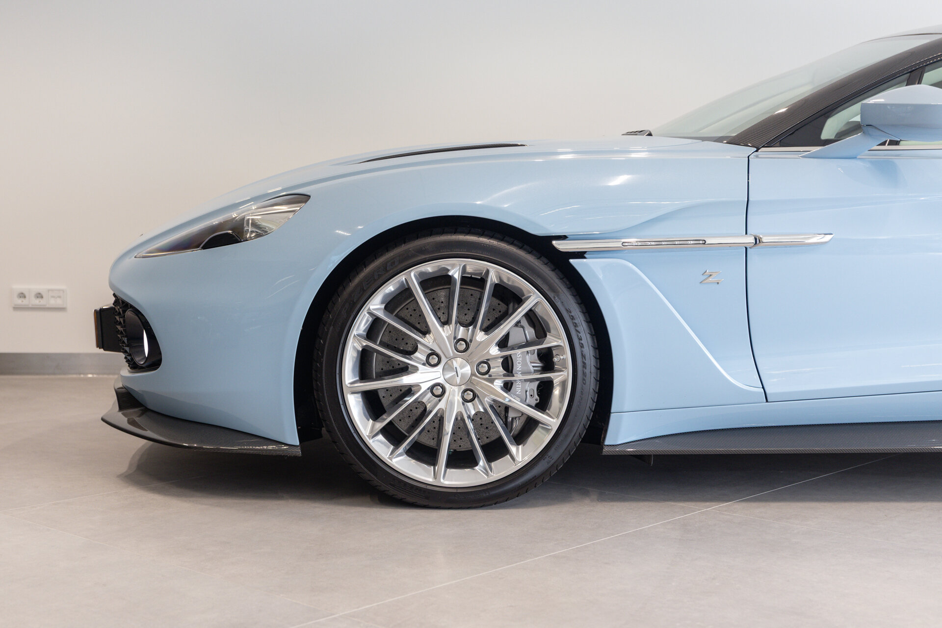 Aston Martin Vanquish - foto 11