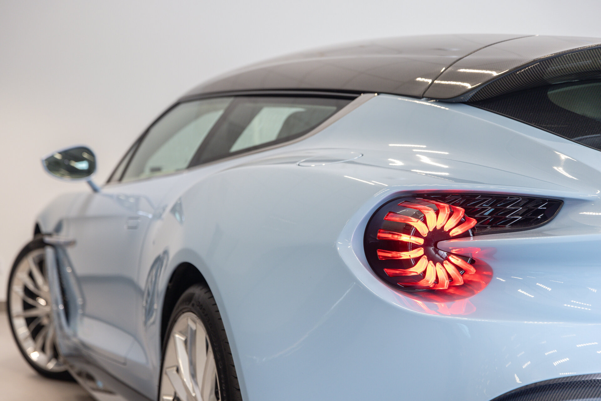Aston Martin Vanquish - foto 12