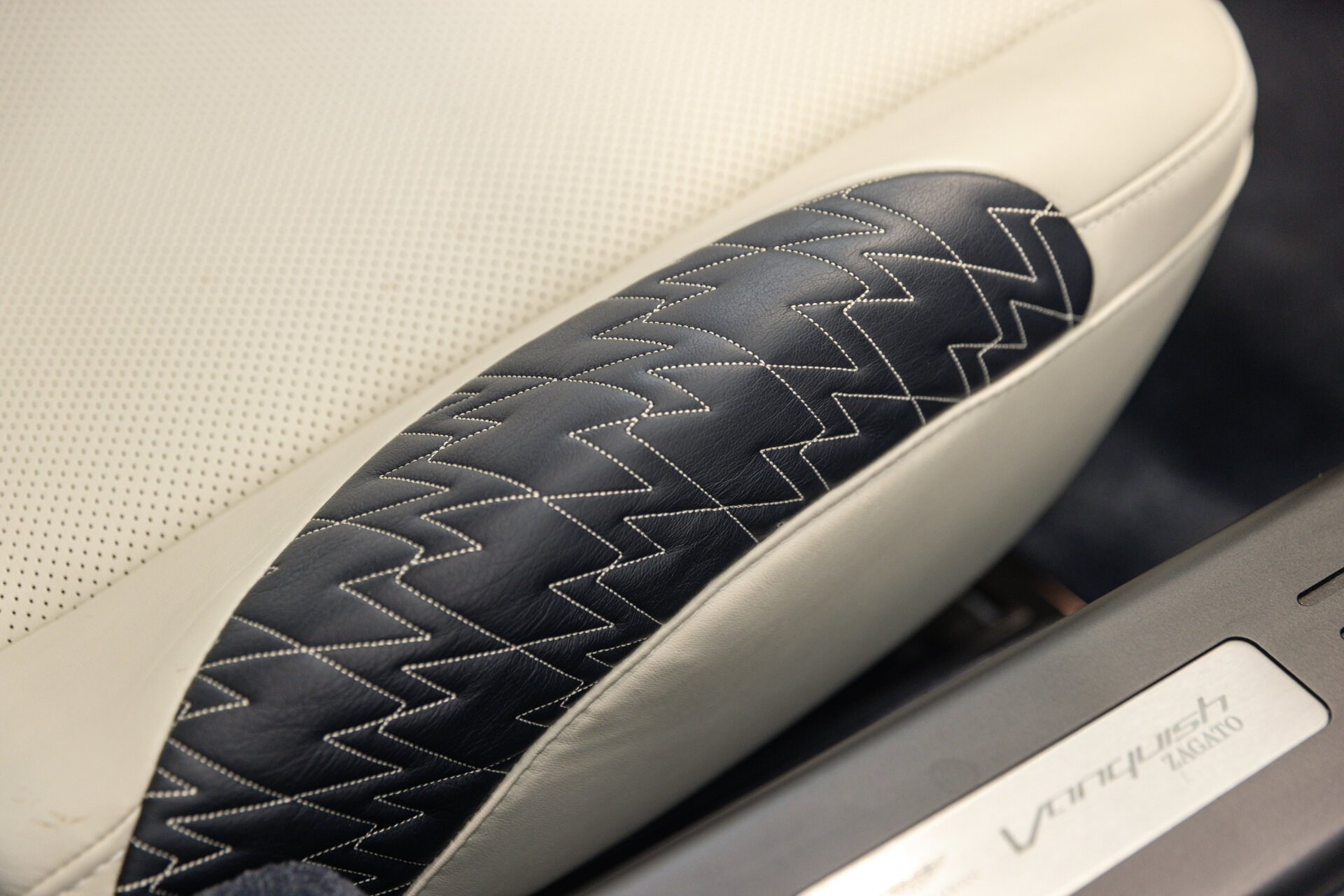 Aston Martin Vanquish - foto 21
